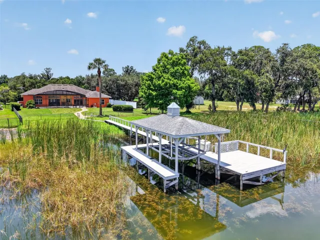 The ultimate in privacy on Lake Dora