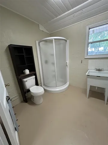 Secondary bath in laundry room