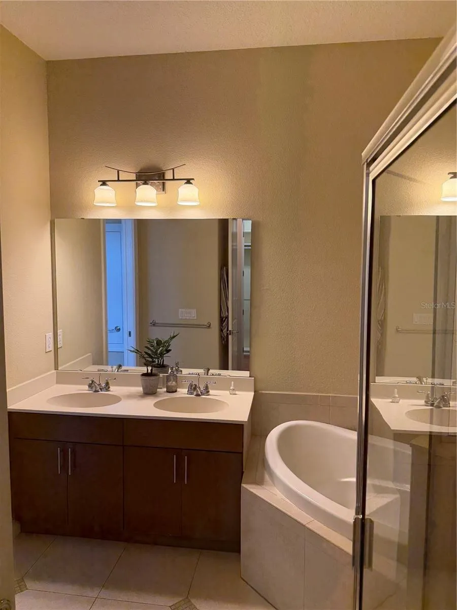 Master Bathroom Garden tub , Showers and 2 sinks