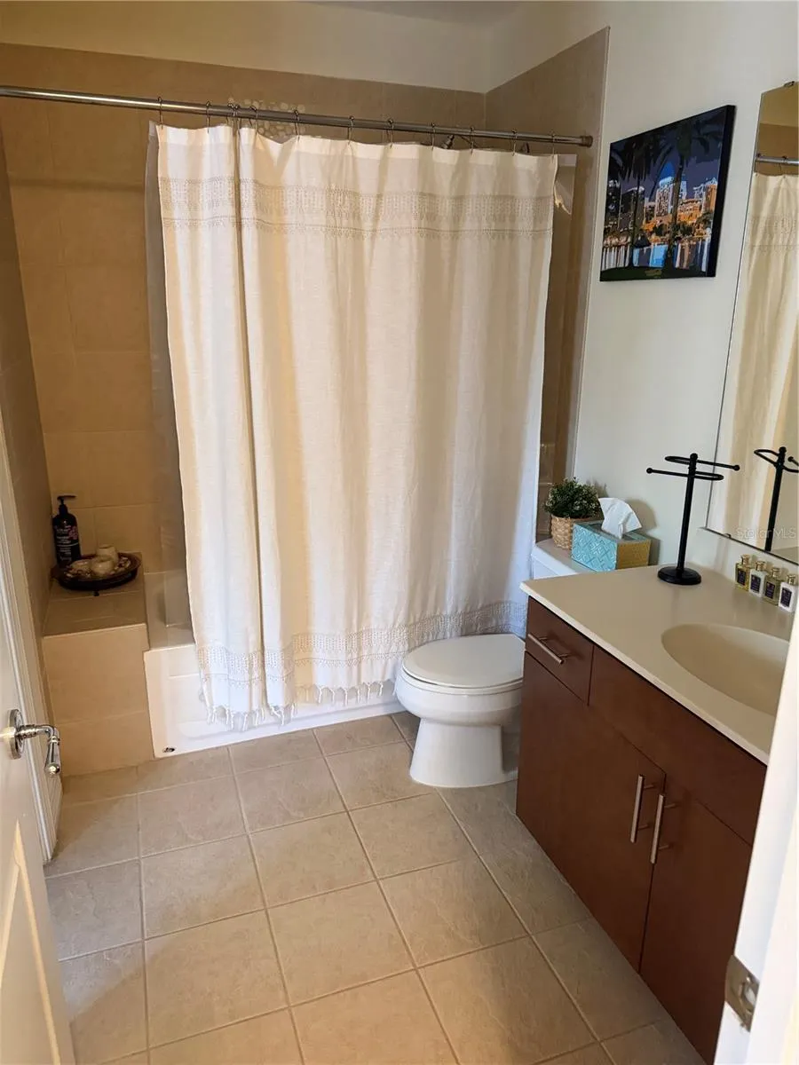 Full bath 2nd bedroom