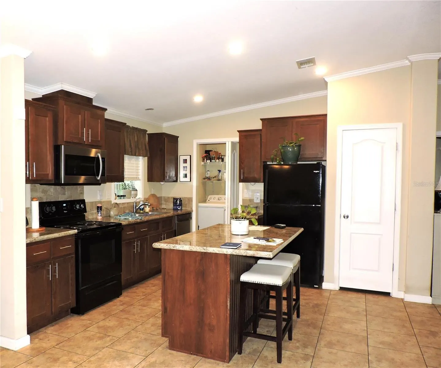 lg kitchen with pantry
