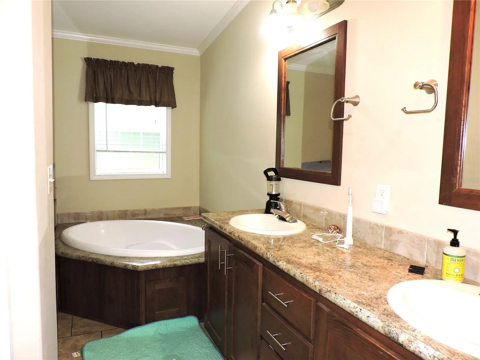 Mstr bath tub, sep shower