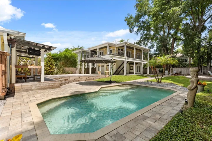 Backyard / pool