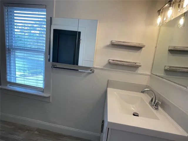 Bathroom - Vanity. Notes: Lake Emerald is temporary dry (over the past two months)