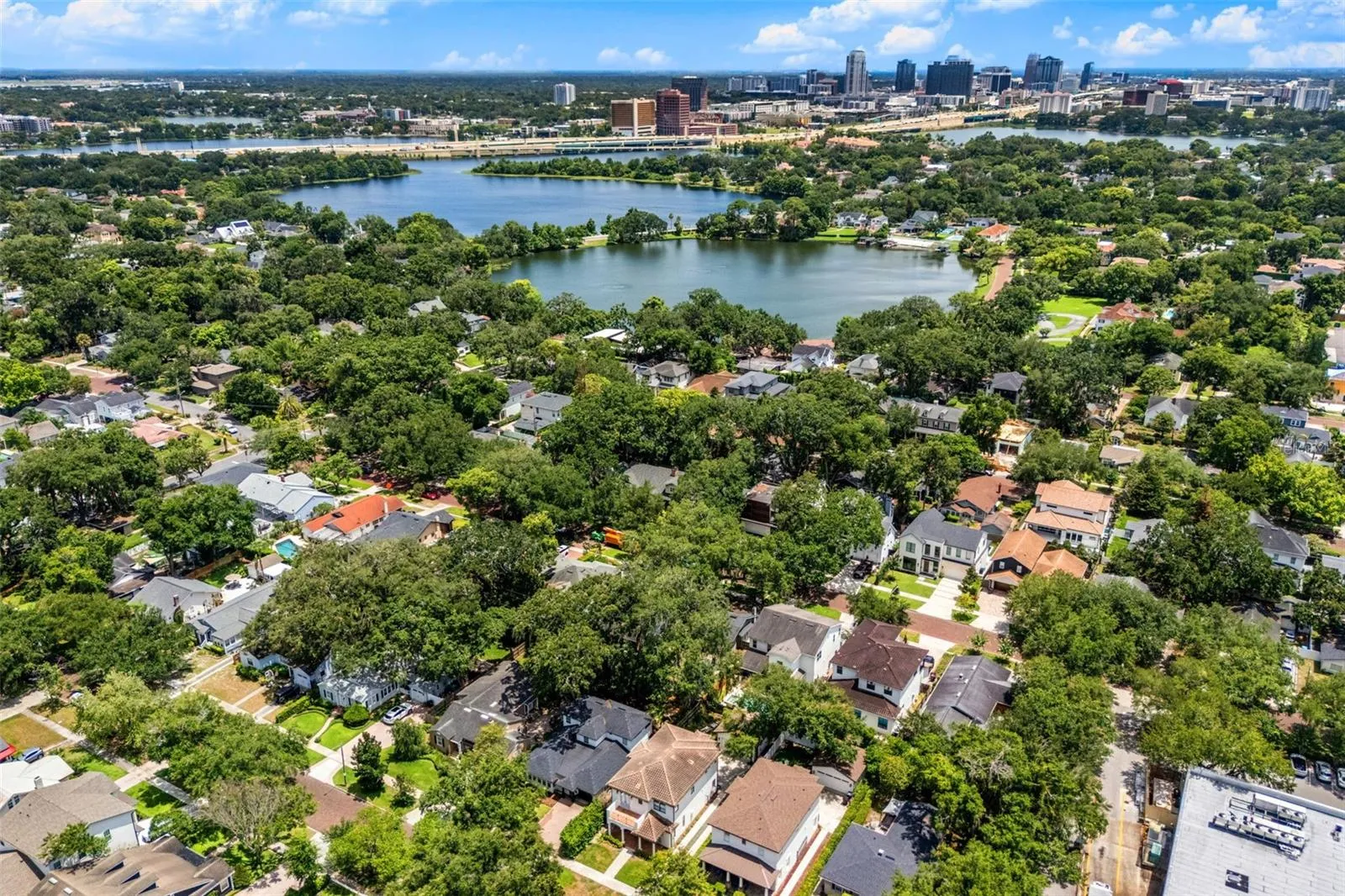 Steps from Lake Ivanhoe and 4 houses from Starbucks and Publix