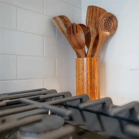 Unit 317: kitchen