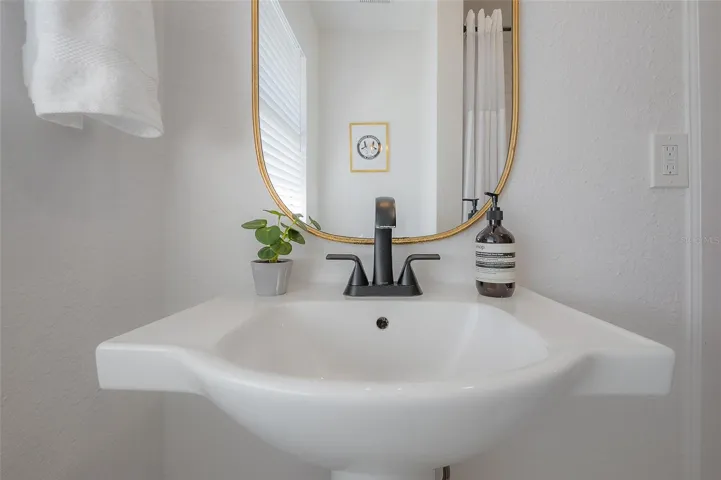 Unit 317: bathroom