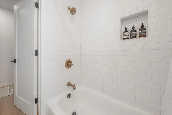 Unit 317: bathroom