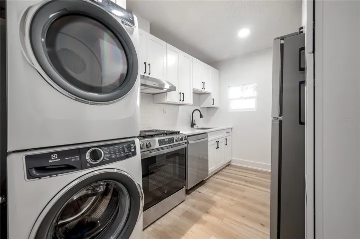 Unit 319: kitchen