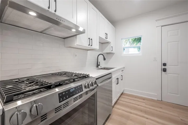 Unit 319: kitchen
