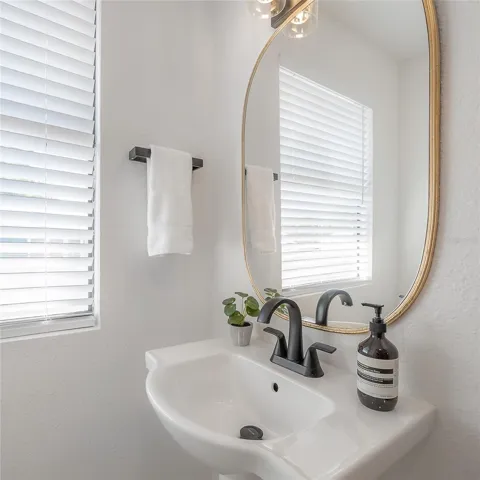 Unit 317: bathroom