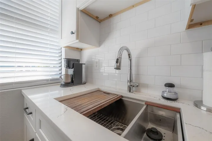 Unit 317: kitchen