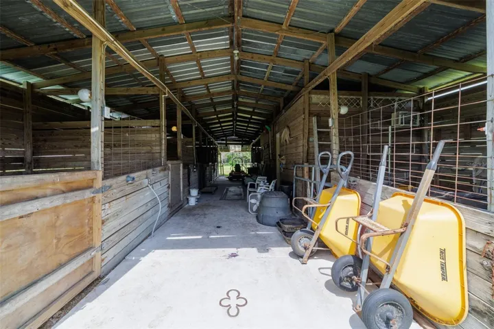 8 stall barn with tack room &amp; feed room