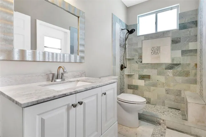 2nd bathroom/ pool bath