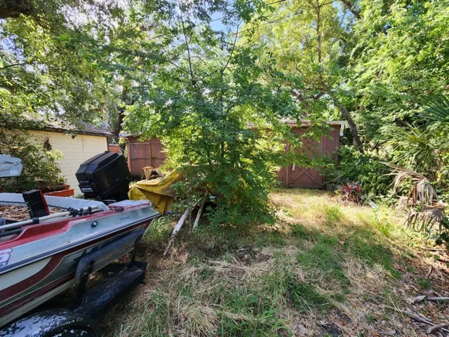 access from Ginger rd is 40x100.  Great area to park RV, trailer, boats, or other equipment.