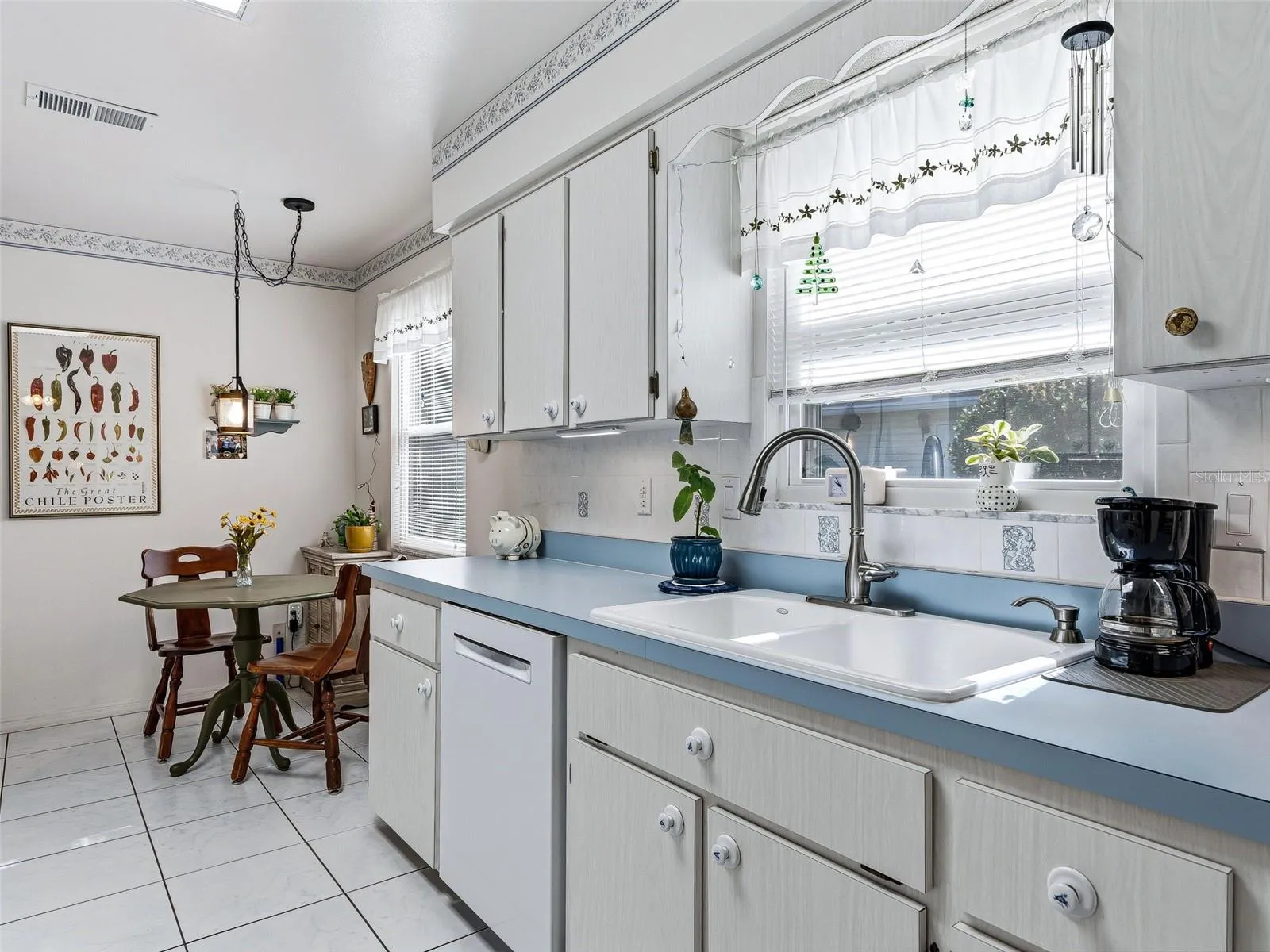 KITCHEN WITH DINETTE AREA - BOSCH DISHWASHER
