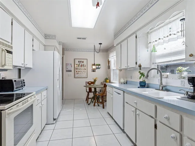 BRIGHT KITCHEN WITH LOADS OF CABINETS
