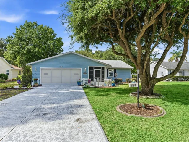 LONG FRONT DRIVEWAY WITH GARAGE SCREENED DOOR