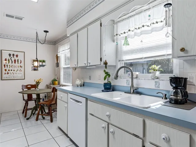 KITCHEN WITH DINETTE AREA - BOSCH DISHWASHER
