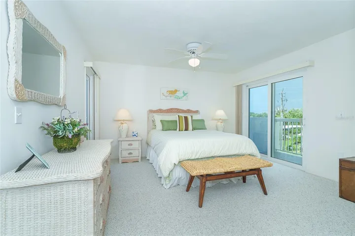 Spacious master bedroom w/balcony