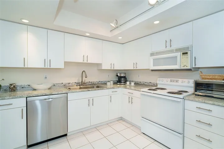 Plenty of counterspace & cupboards