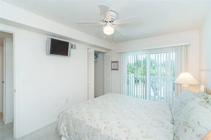 Guest bedroom w/sliders