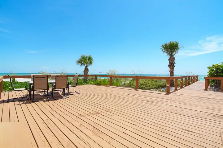 Large deck to relax
