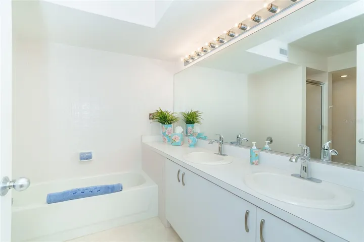 En suuite master bath w/soaker tub