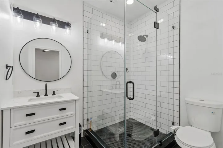En suite bath with bedroom 4