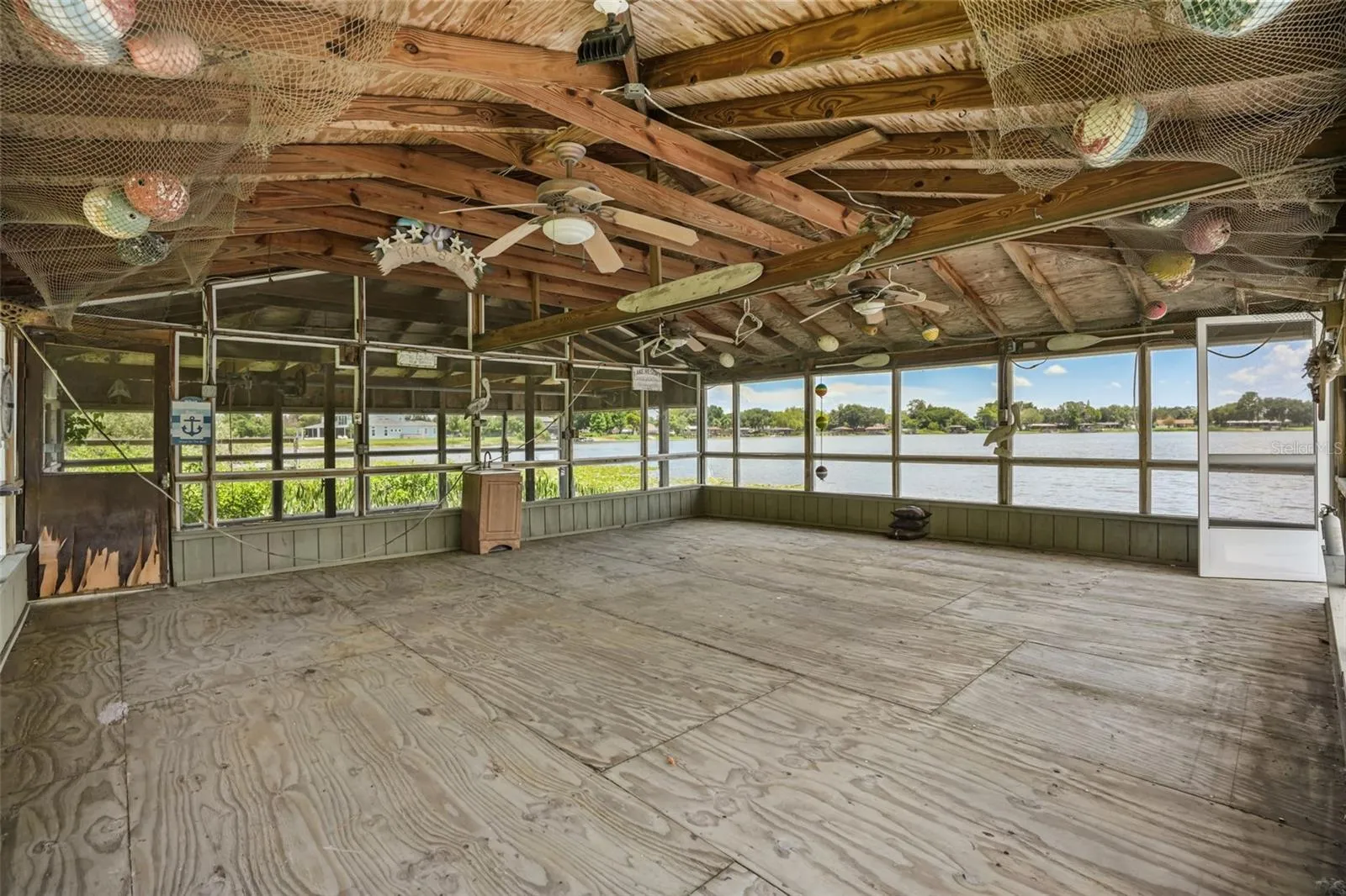 495 sqft screened boat house with power boat lift