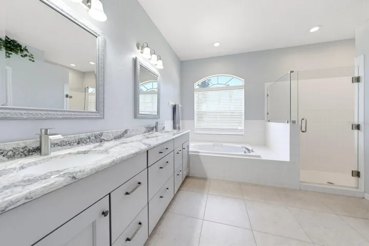 Primary Bedroom en suite bath