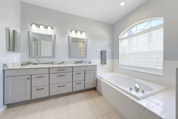Primary Bedroom en suite bath