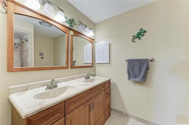 Dual vanities