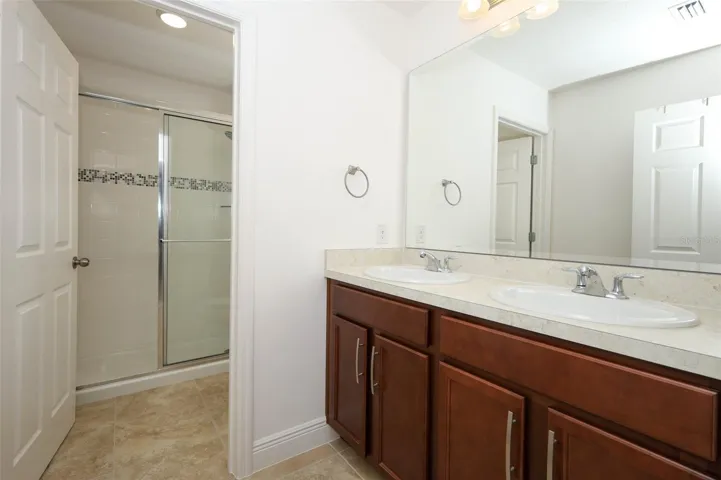 Full bathroom 1 upstairs