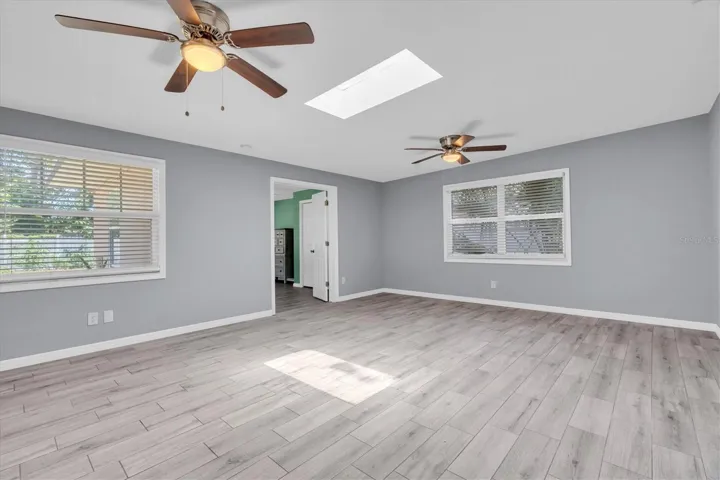 Large bonus room with skylight