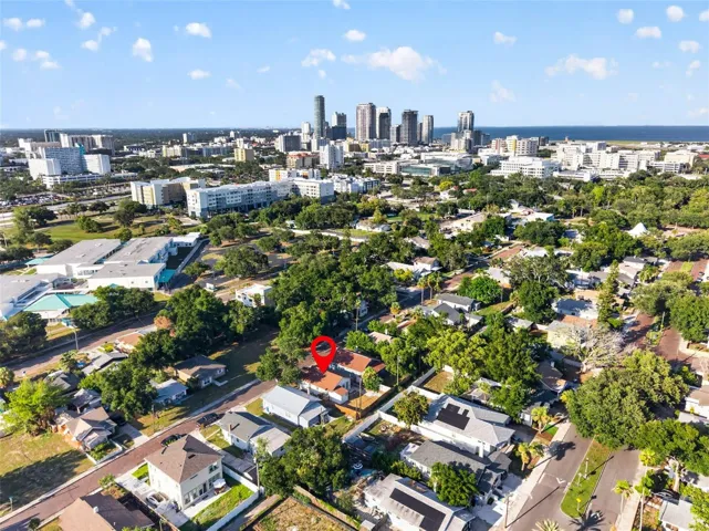 Minutes to Downtown St Pete