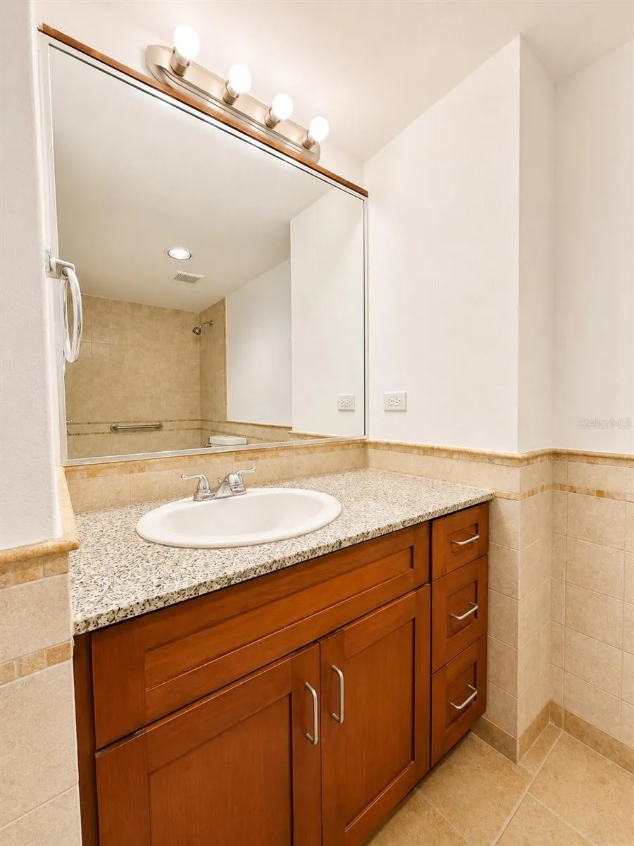 Master Bedroom's Bathroom