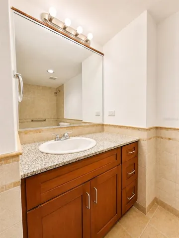 Master Bedroom's Bathroom