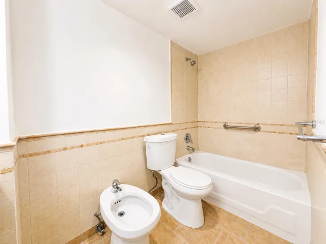 Master Bedroom's Bathroom