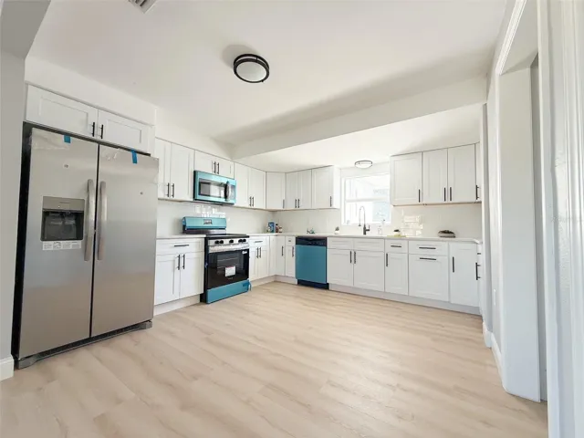 Large Kitchen w/ new SS Appliances
