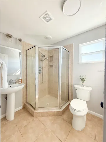 Upstairs Common Bathroom