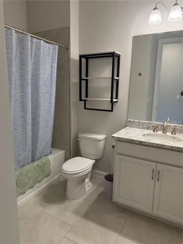 2nd Bathroom Tub and Shower
