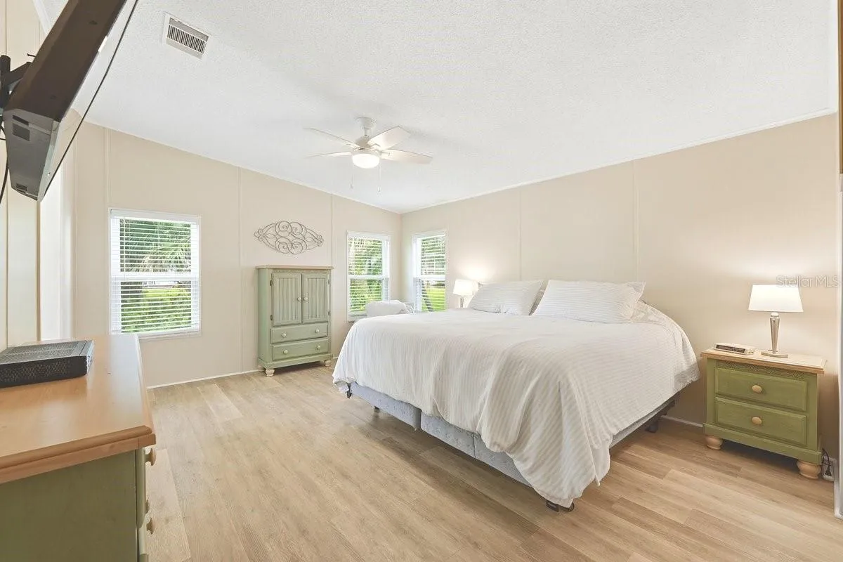 Owner's Suite, lots of windows for natural lighting, ceiling fan. Walk in Closet