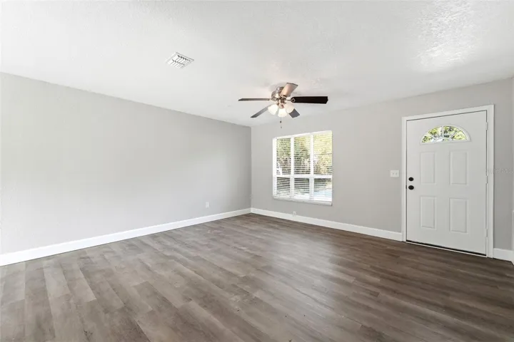 ENTRANCE/LIVING ROOM