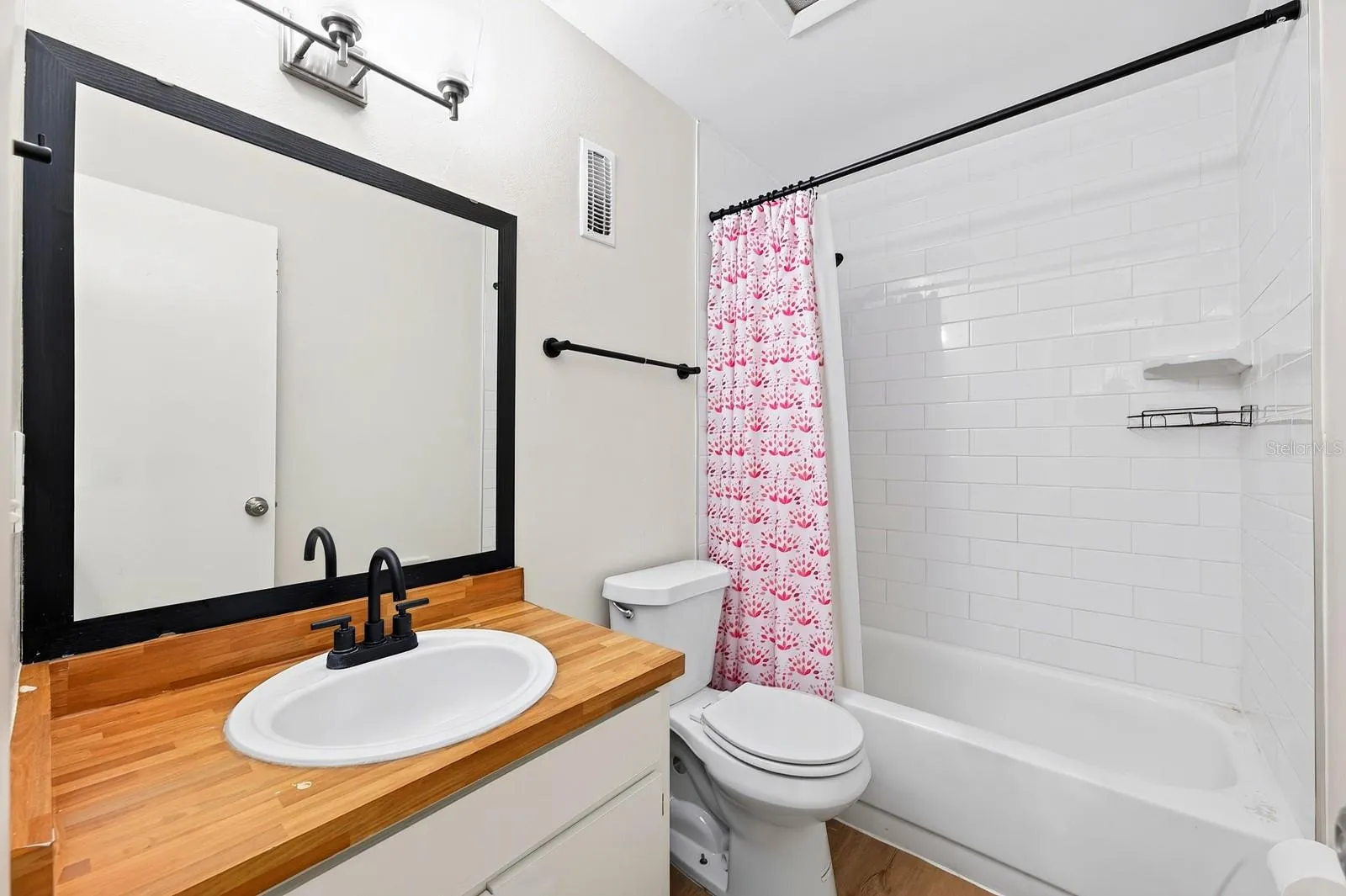 Primary en-suite bath.