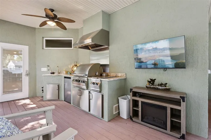 Outdoor Screened area with outdoor Kitchen