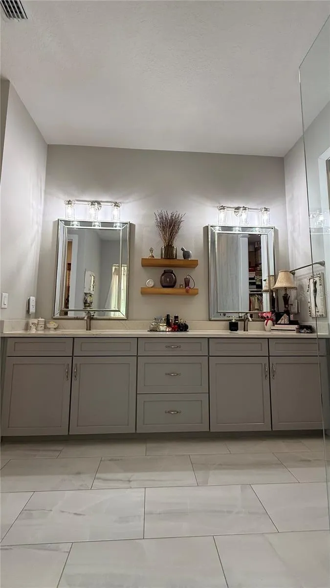 En Suite Vanity