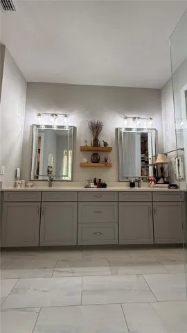 En Suite Vanity