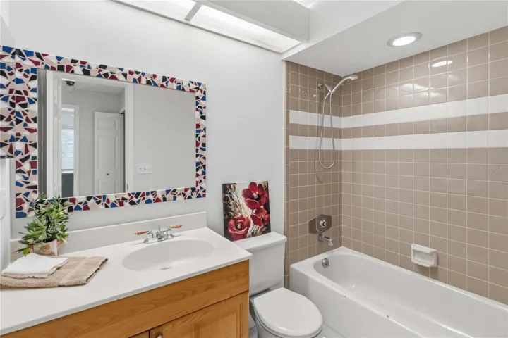 Hall bathroom with tub/shower