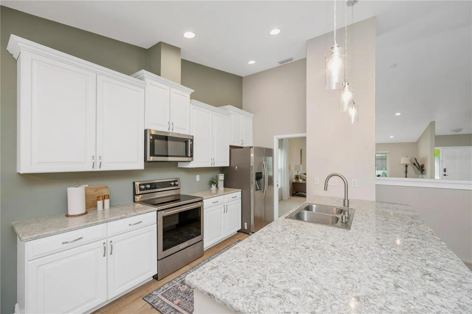 41" raised panel cabinets w/ quartz countertops